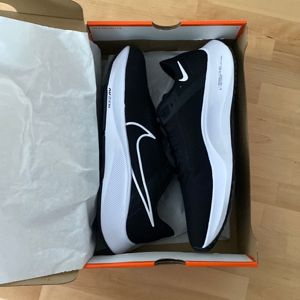 Nike Men’s Pegasus 38, Black, size 11, NWT